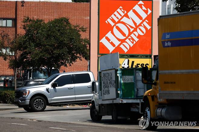 지난 6일 미국 이민 당국 요원들이 급습한 LA 홈디포 매장 앞 [AFP=연합뉴스. 재판매 및 DB 금지]