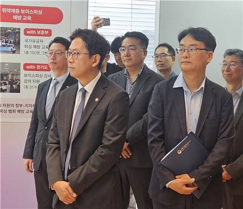 과기정통부-통신업계, 보이스피싱 대책 간담회 (서울=연합뉴스) 조성미 기자 = 배경훈 과기정통부 장관이 8일 서울 종로구 KT 광화문 사옥에서 통신업계와 보이스피싱 대응책 간담회를 하고 있다. 2025.8.8 csm@yna.co.kr