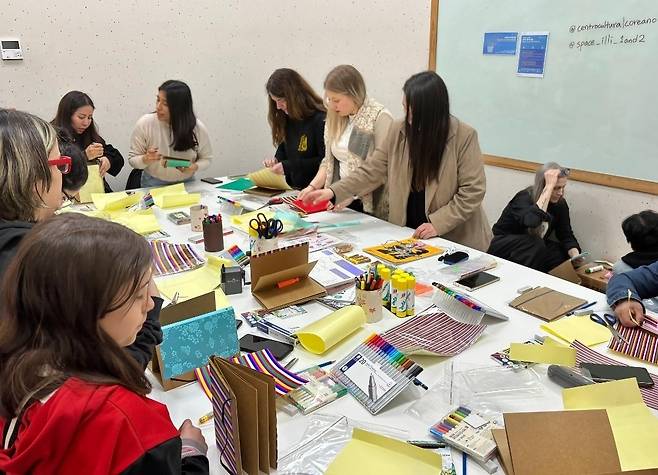 '나만의 색동 진(소책자) 만들기' 워크숍에 참가한 시민들 (부에노스아이레스=연합뉴스) 김선정 통신원 = 7일(현지시간) 아르헨티나 주재 한국문화원에서 부에노스아이레스 시민 상대 동양화 개념의 책갈피 만들기와 색동 진(Zine 소책자) 만들기 워크숍이 진행됐다. 2025.8.8
[주아르헨티나한국문화원 제공. 재판매 및 DB 금지]