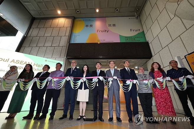 '서울 아세안홀' 개관식 (서울=연합뉴스) 임화영 기자 = 김재신 한-아세안센터 사무총장, 김진아 외교부 제2차관 등 참석자들이 8일 서울 중구 프레스센터에서 열린 다목적 전시 공간인 '서울 아세안홀' 개관식에서 리본 커팅식을 하고 있다. 2025.8.8 hwayoung7@yna.co.kr