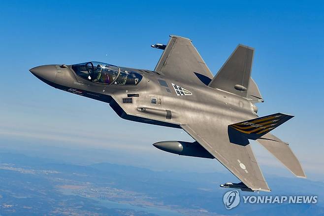 KF-21 시험비행 (서울=연합뉴스) 이영수 공군참모총장은 19일 사천기지에서 KF-21을 탑승해 첫 시험비행을 함께 했다. 사진은 KF-21이 시험비행하고 있는 모습. 2025.2.19 [공군 제공. 재판매 및 DB 금지] photo@yna.co.kr