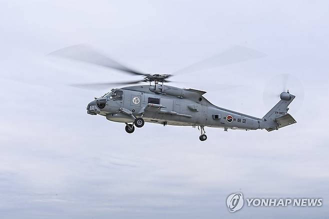 해군 MH-60R, 국내 첫 비행 (서울=연합뉴스) 해군이 북한 잠수함과 수상함을 원거리에서 탐지 및 공격할 수 있는 최신예 해상작전헬기 MH-60R이 태극마크를 달고 국내 첫 비행을 시작했다고 6일 밝혔다. 사진은 해군 MH-60R. 2025.3.6 [해군 제공. 재판매 및 DB 금지] photo@yna.co.kr