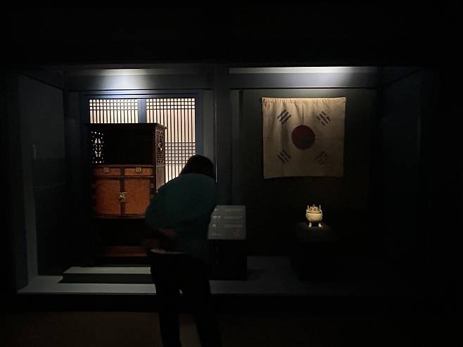 1900년 파리 만국박람회 출품 추정 태극기      (서울=연합뉴스) 김예나 기자 = 8일 서울 종로구 대한민국역사박물관에서 열린 '태극기, 함께해 온 나날들' 특별전에 1900년 파리 만국박람회에 출품되었던 것으로 추정되는 태극기가 전시돼 있다. 2025.8.8
    yes@yna.co.kr