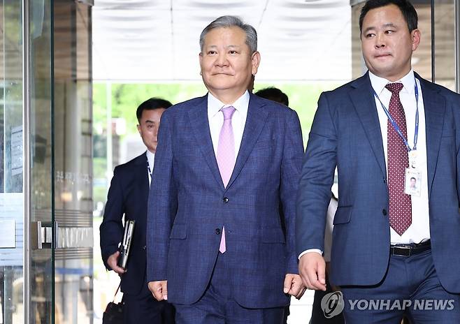 이상민 전 장관, 영장실질심사 출석 (서울=연합뉴스) 김성민 기자 = 이상민 전 행정안전부 장관이 구속 전 피의자 심문(영장실질심사)을 위해 31일 서울 서초구 서울중앙지방법원으로 들어서고 있다. 2025.7.31 ksm7976@yna.co.kr