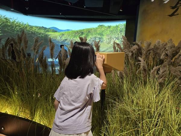 시흥해양생태과학관 내 전시실에서 한 어린이가 체험을 하고 있다. 시흥/김성주기자 ksj@kyeongin.com