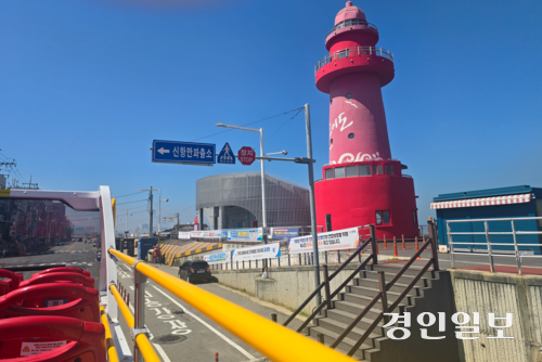 시흥시티투어버스에서 본 빨강등대. 시흥/김성주기자 ksj@kyeongin.com