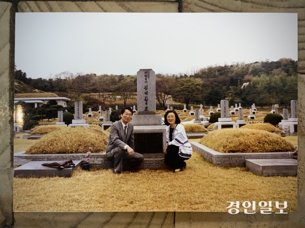 윤고방 시인의 가족들이 외할아버지인 김세환 지사 묘소 앞에서 촬영한 가족 사진. 2025.8.7 /유혜연기자 pi@kyeongin.com