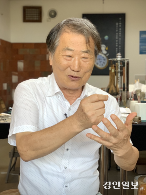 윤고방 시인이 김세환 지사 서거 80주기를 맞아 양평군 국수리 자택 ‘고방 문학의집’에서 본지와 인터뷰를 진행하고 있다. 2025.8.7 /유혜연기자 pi@kyeongin.com