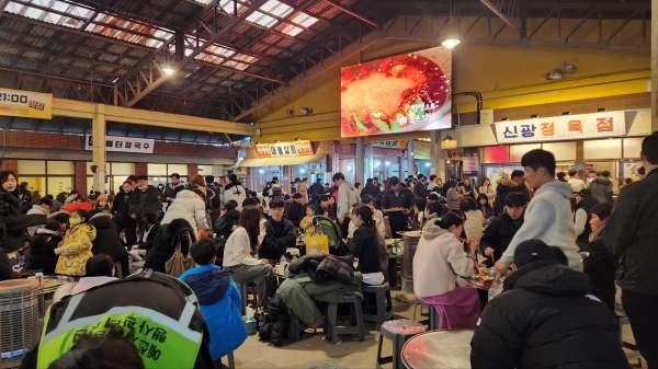 (예산시장 오픈스페이스 모습)