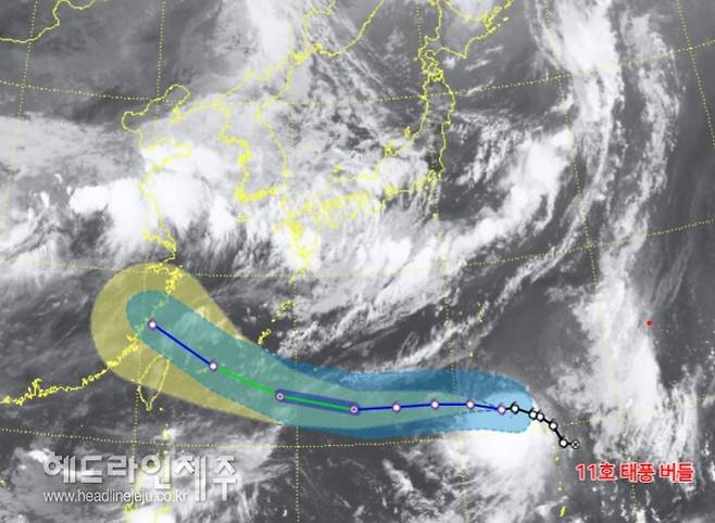 제11호 태풍 '버들(PODUL)' 위성사진.