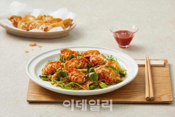 비비고 물만두를 활용한 비빔만두 레시피 (사진=CJ제일제당)