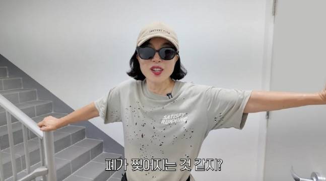 계단을 오른 뒤 "폐가 찢어지는 듯한 느낌"이 너무 좋다는 최화정. [사진=유튜브 캡처]