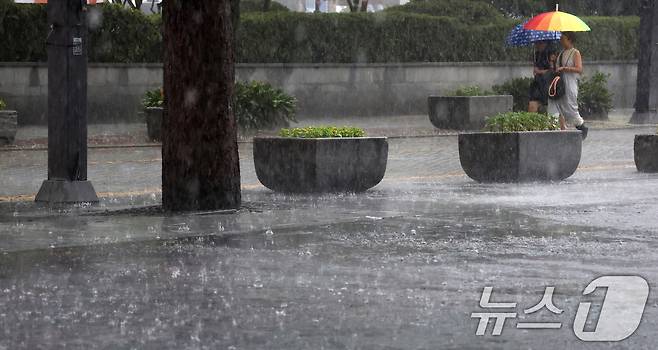 전북 전 지역에 호우특보 발효된 17일 전주시 한옥마을 태조로에서 우산을 쓴 시민들이 발걸음을 재촉하고 있다. 2025.7.17/뉴스1 ⓒ News1 유경석 기자