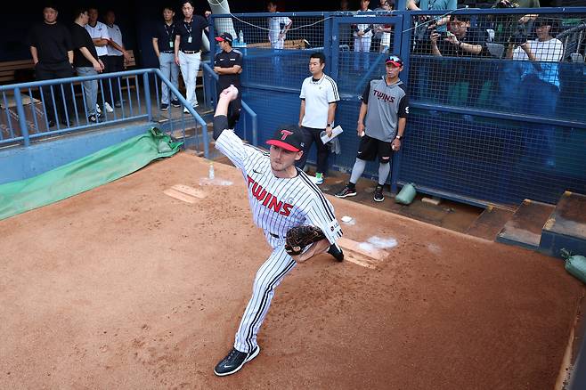 LG 트윈스 새 외국인 투수 앤더스 톨허스트가 9일 서울 잠실구장에서 불펜 투구를 펼치고 있다. (LG 트윈스 제공)