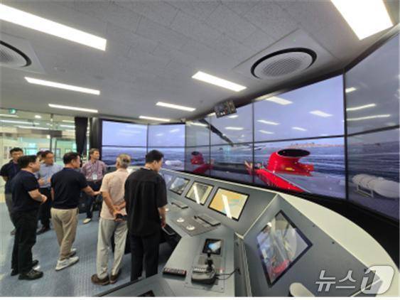 '국방 분야(해군) 초격차 스타트업 오픈 이노베이션' 행사 참가자들이 민군협력센터의 선박 운항 소프트웨어 검증용 시뮬레이터 장비를 살펴보고 있다.(중소조선연구원 제공)