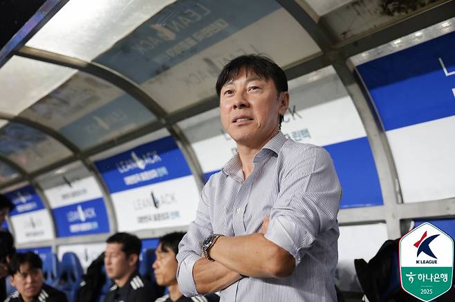울산 HD 신태용 감독이 9일 울산 문수축구경기장에서 열린 하나은행 K리그1 2025 울산 HD FC와 제주 SK FC의 경기에서 그라운드를 바라보고 있다. (한국프로축구연맹 제공. 재판매 및 DB 금지) 2025.8.9/뉴스1