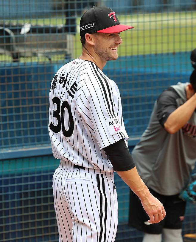 톨허스트가 불펜 투구를 마친 후 웃고 있다.  사진 | LG 트윈스