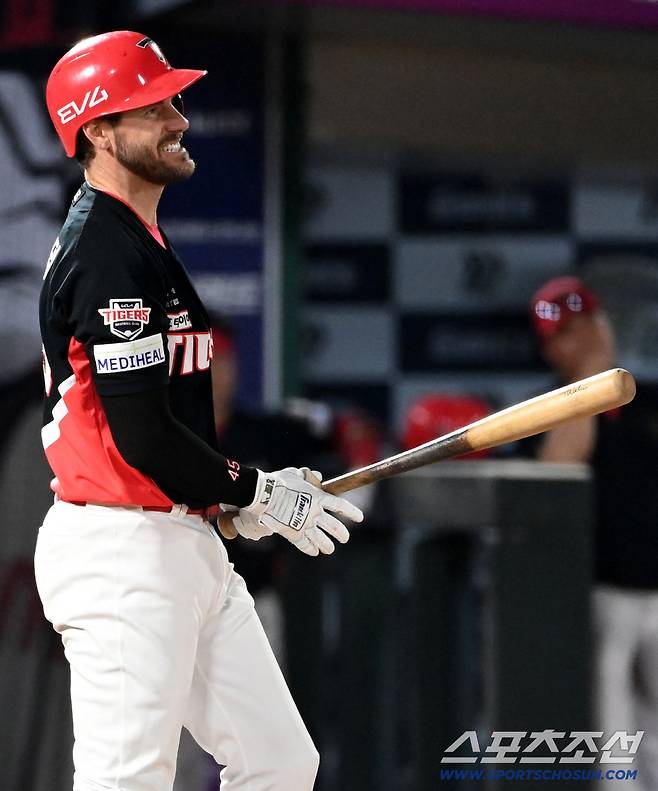 6일 부산 사직야구장에서 KIA와 롯데의 경기가 열렸다. 6회초 2사 1루 위즈덤이 삼진을 당하며 아쉬워하고 있다. 부산=허상욱 기자wook@sportschosun.com/2025.08.06/