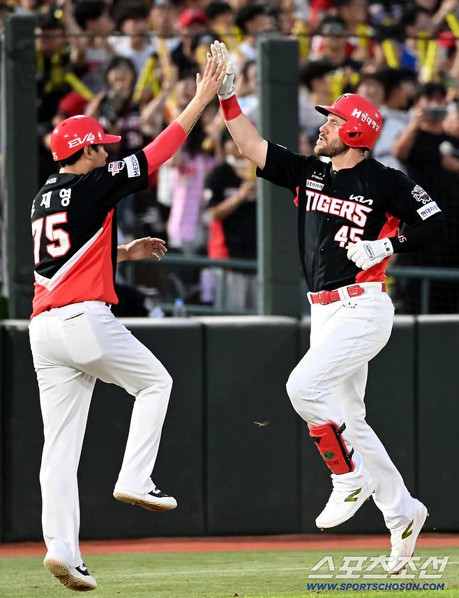 7일 부산 사직야구장에서 열린 KIA와 롯데의 경기, 4회초 위즈덤이 좌월 솔로홈런을 치고 조재영 3루 코치와 기쁨을 나누고 있다. 부산=허상욱 기자wook@sportschosun.com/2025.08.07/