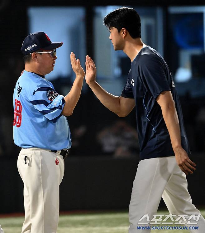 6일 부산 사직야구장에서 KIA와 롯데의 경기가 열렸다. 롯데가 7대1로 승리했다. 승리의 기쁨을 나누는 김태형 감독과 윤성빈의 모습. 부산=허상욱 기자wook@sportschosun.com/2025.08.06/