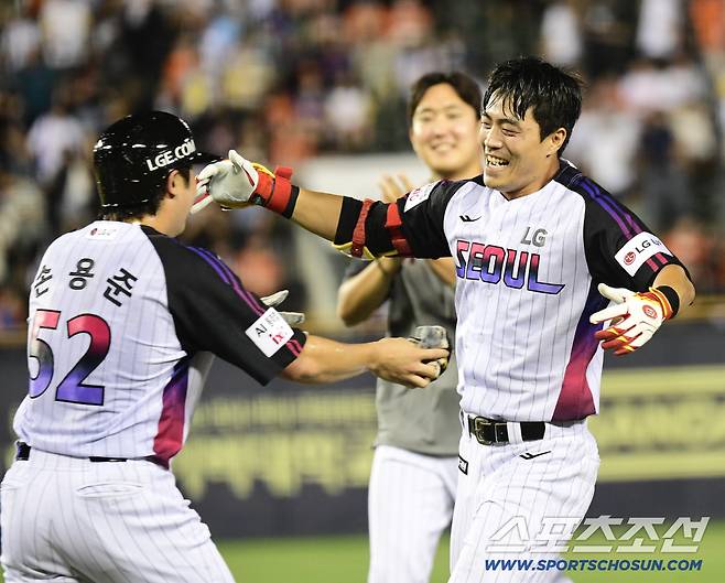 8일 잠실야구장에서 열린 LG와 한화의 경기. 10회말 1사 만루 LG 천성호가 끝내기 안타를 날렸다. 동료들과 함께 환호하는 천성호. 잠실=송정헌 기자songs@sportschosun.com/2025.08.08/