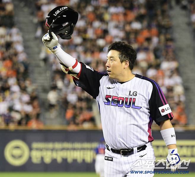 8일 잠실야구장에서 열린 LG와 한화의 경기. 10회말 한화 김서현 상대 2루타를 날리며 프로 통산 2500안타를 달성한 LG 김현수. 잠실=송정헌 기자songs@sportschosun.com/2025.08.08/