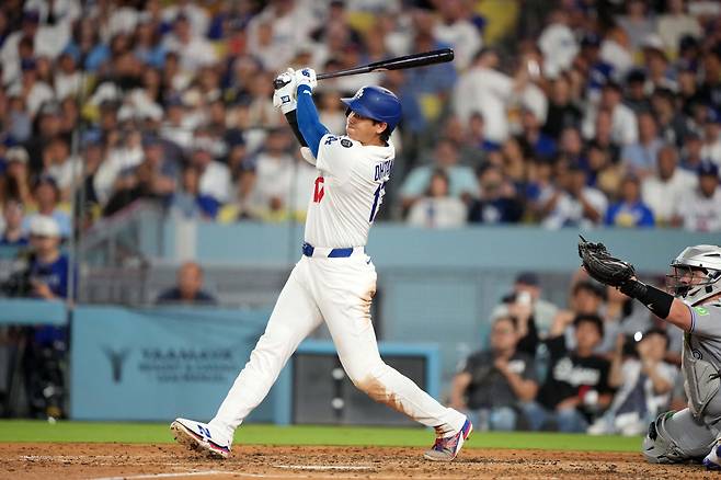 LA 다저스 오타니 쇼헤이가 5회말 우측으로 그라운드룰 2루타를 날리고 있다. Imagn Images연합뉴스