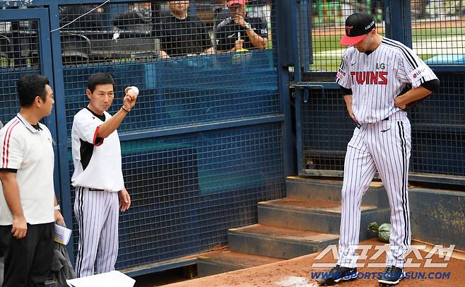9일 잠실구장에서 열린 LG 트윈스와 한화 이글스의 경기. LG 톨허스트가 염경엽 감독이 지켜보는 가운데 불펜 피칭을 하고 있다. 잠실=박재만 기자 pjm@sportschosun.com/2025.08.09/
