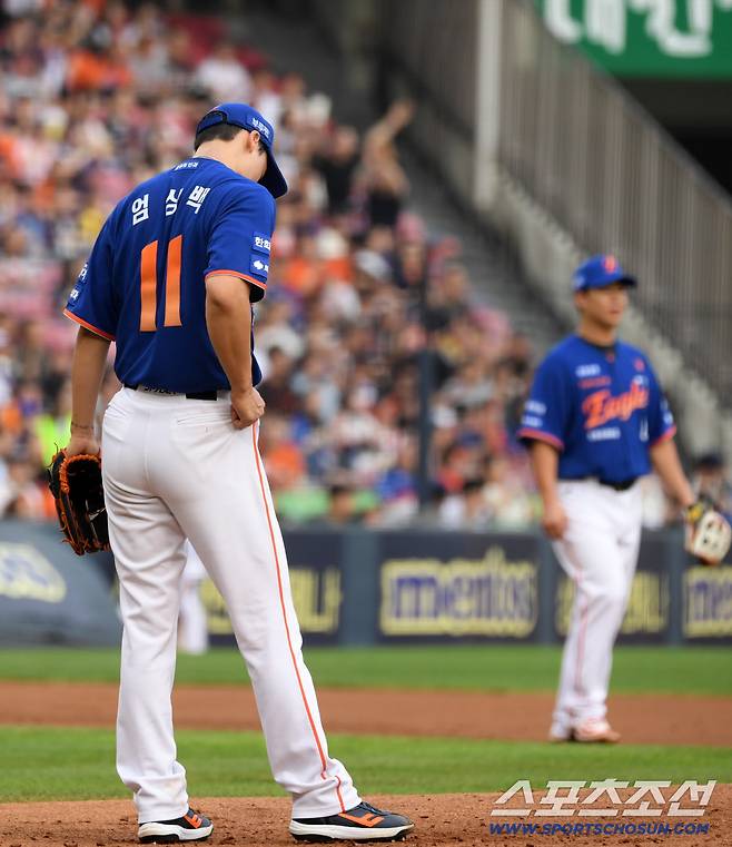 9일 잠실구장에서 열린 LG 트윈스와 한화 이글스의 경기. 한화 엄상백이 숨을 고르고 있다. 잠실=박재만 기자 pjm@sportschosun.com/2025.08.09/