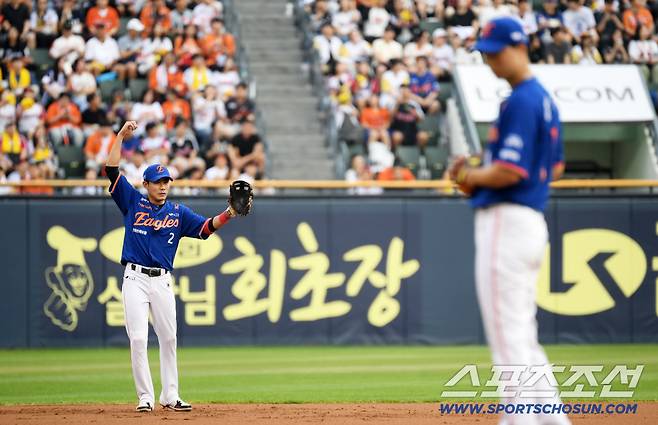 9일 잠실구장에서 열린 LG 트윈스와 한화 이글스의 경기. 한화 유격수 심우준이 선발 엄상백 뒤를 지키고 있다. 잠실=박재만 기자 pjm@sportschosun.com/2025.08.09/