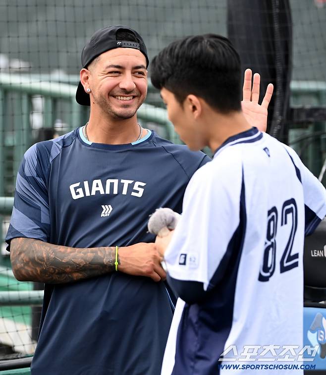 8일 부산 사직야구장에서 열린 SSG와 롯데의 경기, 롯데의 새 외국인 투수 벨라스케즈가 이야기를 나누고 있다. 부산=허상욱 기자wook@sportschosun.com/2025.08.08/