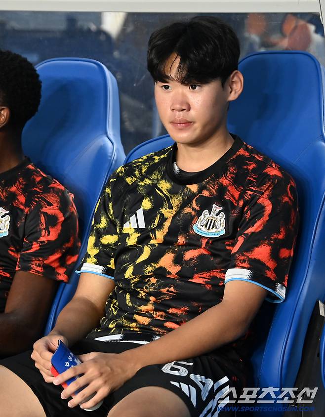 30일 수원월드컵경기장에서 열린 팀K리그와 뉴캐슬의 경기, 뉴캐슬 박승수가 벤치에서 경기를 지켜보고 있다. 수원=허상욱 기자wook@sportschosun.com/2025.07.30/