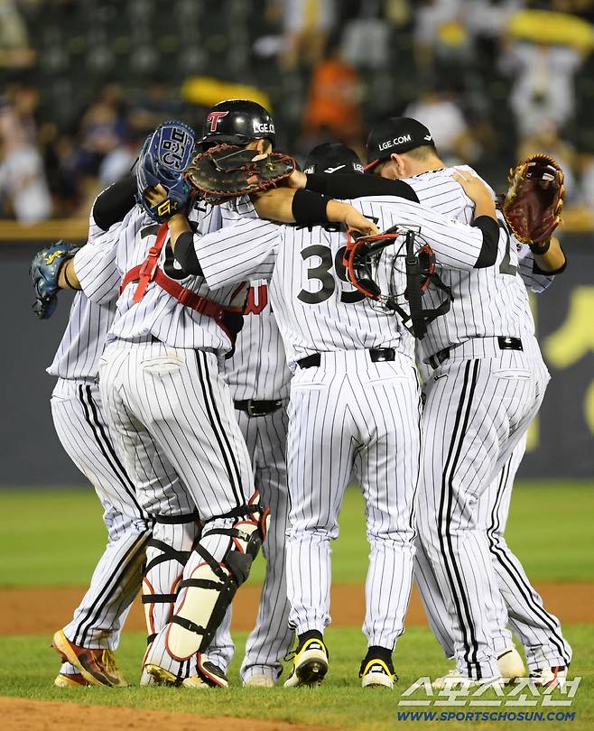 9일 잠실구장에서 열린 LG 트윈스와 한화 이글스의 경기. 승리한 LG 선수들이 기뻐하고 있다. 잠실=박재만 기자 pjm@sportschosun.com/2025.08.09/