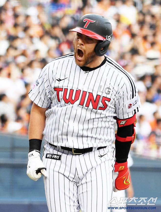 9일 잠실구장에서 열린 LG 트윈스와 한화 이글스의 경기. 1회말 2사 2루 LG 오스틴이 투런포를 날린 뒤 환호하고 있다. 잠실=박재만 기자 pjm@sportschosun.com/2025.08.09/