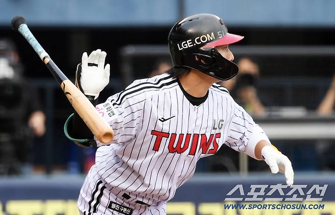 9일 잠실구장에서 열린 LG 트윈스와 한화 이글스의 경기. 1회말 LG 신민재가 안타를 날리고 있다. 잠실=박재만 기자 pjm@sportschosun.com/2025.08.09/
