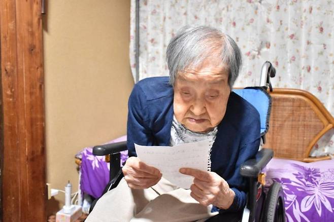 글씨를 읽고 있는 카가와씨. 야마토코리야마시.