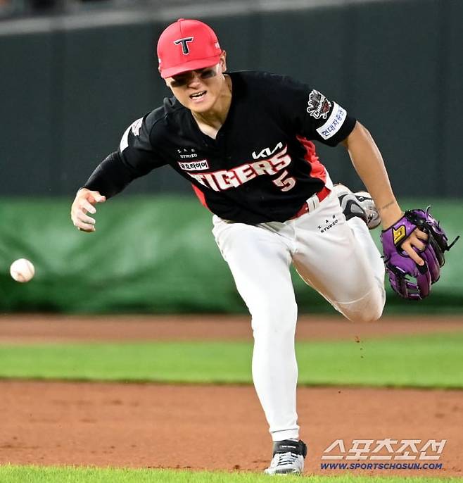 KIA 김도영이 7일 사직 롯데전에서 5회 윤동희가 친 땅볼을 처리하려다 통증을 느끼고 있다. /스포츠조선