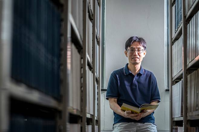 UC버클리에 재직 중인 신석우 교수는 여름방학엔 고등과학원 석학교수 자격으로 국내에서 연구를 이어가며 후학을 양성한다. 서울 동대문구 소재 고등과학원 도서관에서 촬영한 사진. /이신영 영상미디어 기자