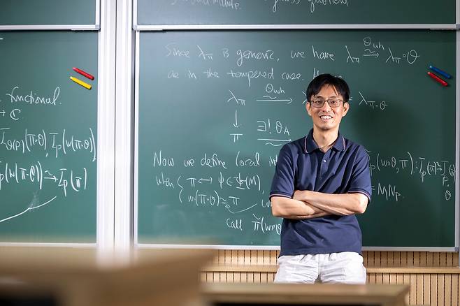 신석우 교수는 "수학을 잘 하려면 문제를 반복해 많이 푸는 것보다는 '시간이 걸리더라도 여러 가지 방법으로 고민하며 스스로 해결해본 경험'이 가장 중요하다"고 말했다. /이신영 영상미디어 기자