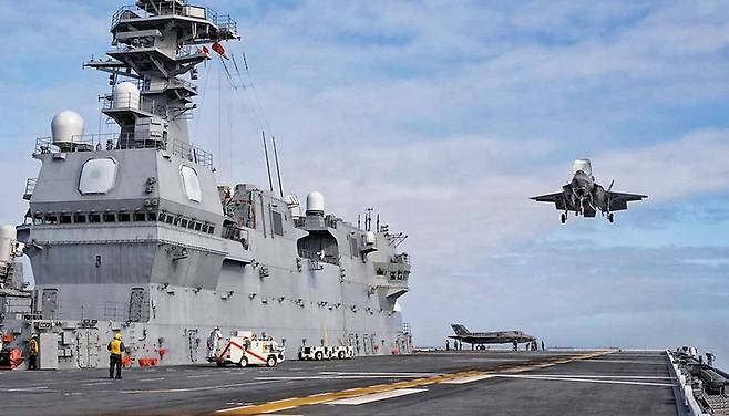 F-35B 전투기, 日 가가함서 착륙 훈련 - 지난해 11월 미국 캘리포니아 근해의 일본 해상자위대 호위함(가가함) 갑판에서 F-35B 전투기가 이착륙 시험을 진행하고 있다. 일본은 헌법에 따라 항공모함 등 공격형 무기 보유가 금지됐지만, 최근 전투기를 탑재할 수 있도록 개조한 대형 호위함에 F-35B를 배치해 사실상 경항모 운용 능력을 갖췄다고 평가된다. /미 해군