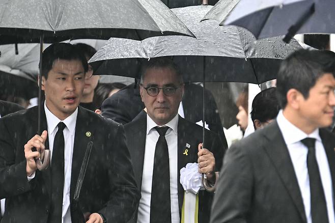 큰 비가 내린 9일 길라드 코헨 주일 이스라엘 대사가 일본 나가사키 원폭의 날 평화기념식전 행사에 검은 우산을 들고 참석하고 있다. /AFP 연합뉴스