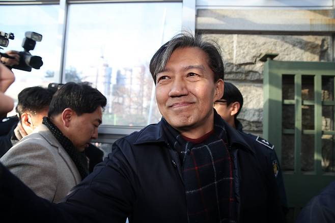 자녀 입시 비리와 청와대 감찰 무마 혐의로 대법원으로부터 징역 2년 실형을 확정 받은 조국 전 조국혁신당 대표가 지난 2024년 12월 16일 오전 경기도 의왕시 서울 구치소로 들어가고 있다. 조 전 대표의 만기 출소 예정일은 오는 2026년 12월 15일이다. 조 전 대표는 8·15 광복절 특별 사면 심사 대상에 포함됐다. /뉴스1