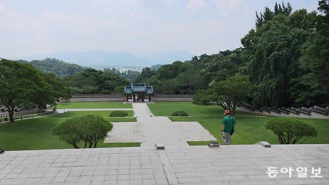 현충사 사당 내부에 걸린 영정 속 충무공 이순신의 시선을 따라가면 아산 시내가 바라다보인다. 그러나 그는 그 너머 평화로운 온 땅을 사랑했을 것이다.