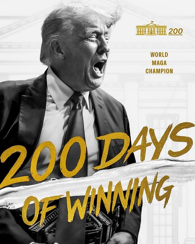 7일 미국 백악관이 소셜미디어 X 등을 통해 도널드 트럼프 대통령 재임 200일을 기념하는 게시물을 올렸다. 흑백 처리된 사진 속에서 트럼프 대통령이 환호하는 모습과 함께 ‘승리의 200일(200 DAY OF WINNING)’이라는 금색 글씨가 크게 새겨져 있다. 사진 출처 미국 백악관 X