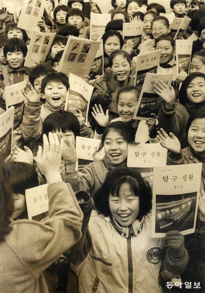 전국 초등학교 방학시작『선생님 방학중 편히 쉬세요.  친구들도 안녕－』전국 대부분의 초중고교가 20일오전 종업식을 갖고 오는 2월2,3일경까지 44∼45일간의 긴겨울방학에 들어갔다. 서울 금화초등학교에서 김동철 기자.  1986년 12월 20일. 동아일보 DB.