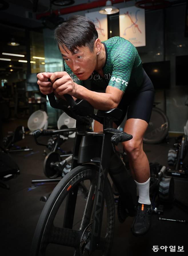 오영환 오클래스 코치가 서울 강남구 더논현스포츠센터에서 사이클 훈련을 하고 있다. 홍진환 기자 jean@donga.com