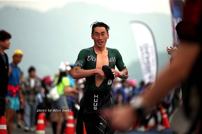 오영환 코치가 철인3종 대회에 출전해 질주하고 있다. 오영환 코치 제공.