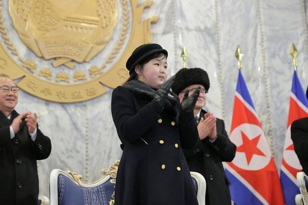 북한 노동당 기관지 노동신문은 2023년 2월 조선인민군 창건일(건군절) 75주년을 맞아 평양 김일성광장에서 야간 열병식을 개최했다고 보도했다. 열병식에는 김 총비서가 딸인 김주애와 부인 리설주 여사와 함께 참석했다. (평양 노동신문=뉴스1)