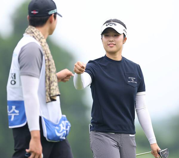 2025년 한국여자프로골프(KLPGA) 투어 제12회 제주삼다수 마스터스에 출전한 이수정 프로가 2라운드에서 경기하는 모습이다. 사진제공=KLPGA