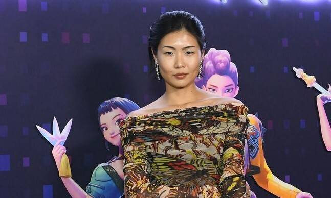 2025년 6월16일 미국 캘리포니아 로스앤젤레스 넷플릭스 튜덤 극장에서 넷플릭스의 오리지널 애니메이션 ‘케이팝 데몬 헌터스’에서 성우로 참여한 메이 홍이 특별 상영을 기다리고 있다. ‘케이팝 데몬 헌터스’는 제작사부터 감독, 배우들까지 다양한 국가의 협업으로 제작됐다. AFP 연합뉴스